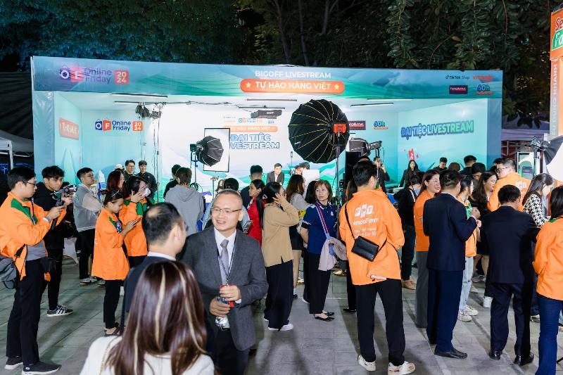 Minh họa sự tăng tốc của chuyển đổi số trong năm 2020 với các biểu tượng làm việc từ xa, học online, thương mại điện tử và logistics